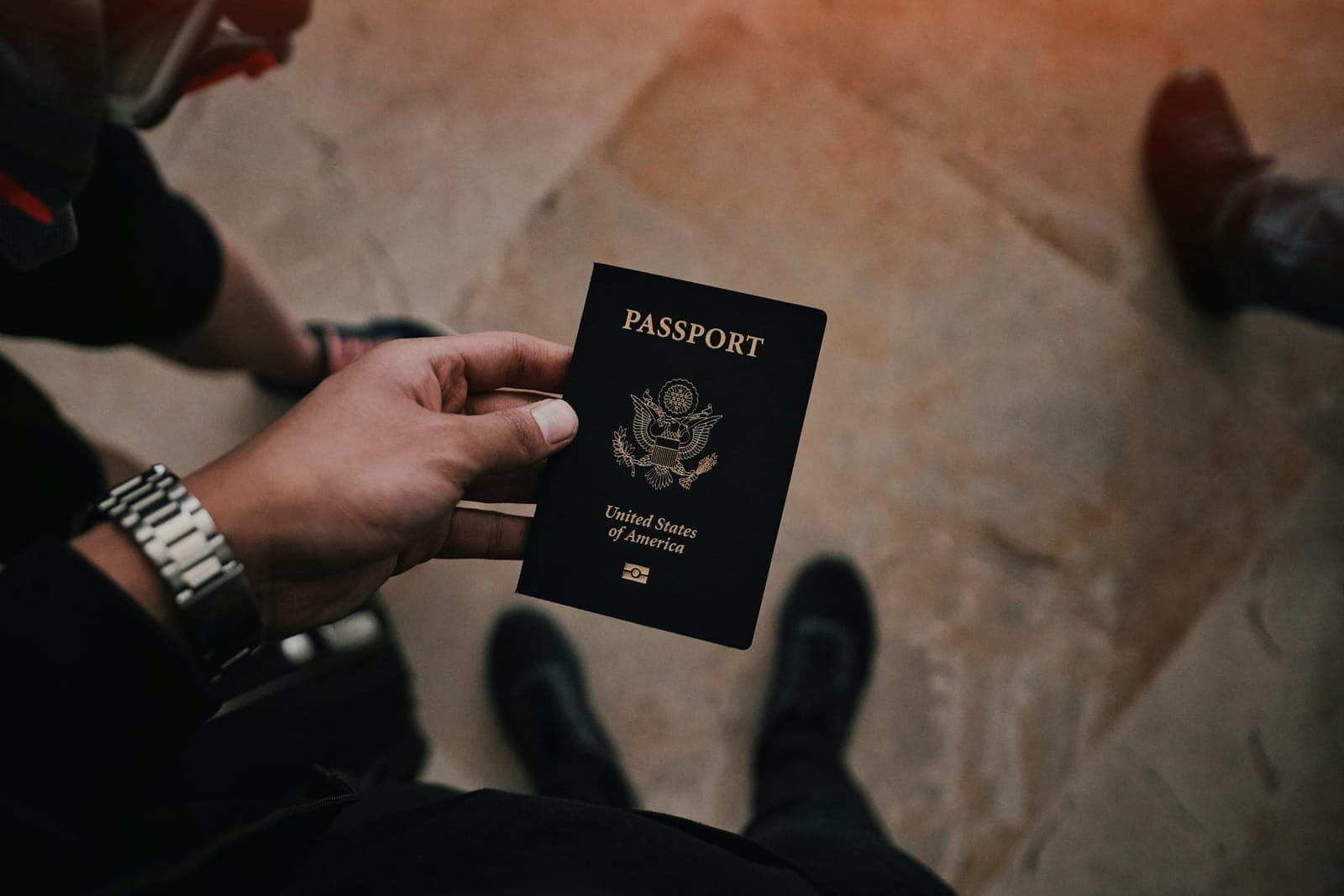 俯拍：一位旅行者手持美国护照