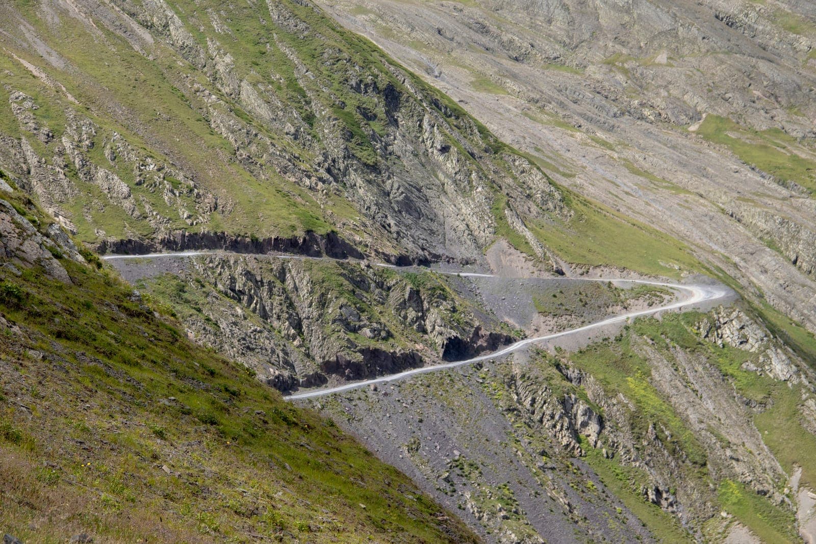通往图舍蒂的阿巴诺山口公路,砂石之字弯道凿刻在陡峭的山坡上