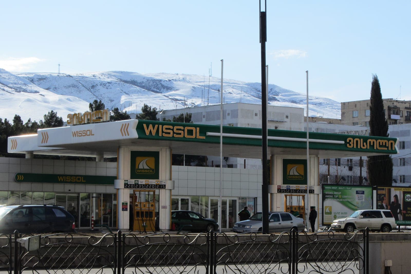格鲁吉亚鲁斯塔维的一座 Wissol 加油站,身后是白雪覆盖的山丘