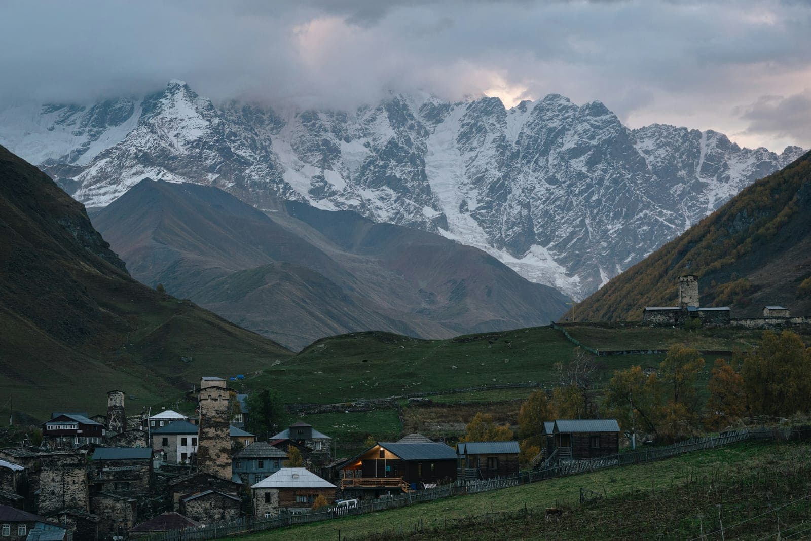 乌什古利的中世纪石塔,背后是什哈拉山的皑皑雪壁